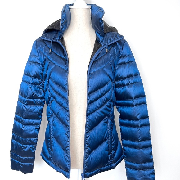 TravelSmith Blue Down Puffer Coat Packable Winter Jacket with Hood - Picture 2 of 10